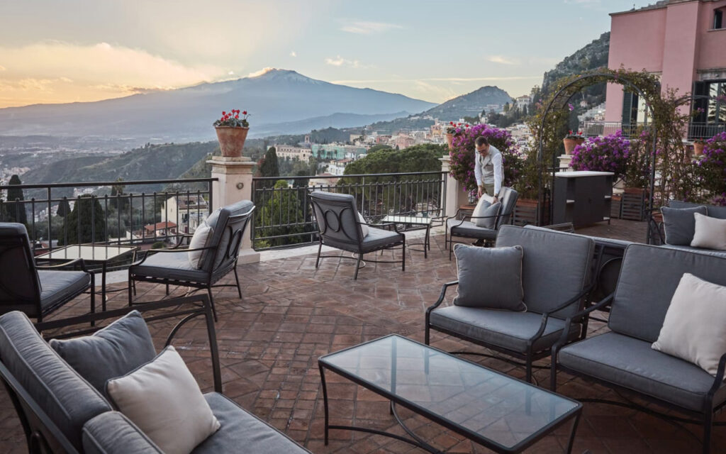 Vista dalla terrazza del Belmond Taormina