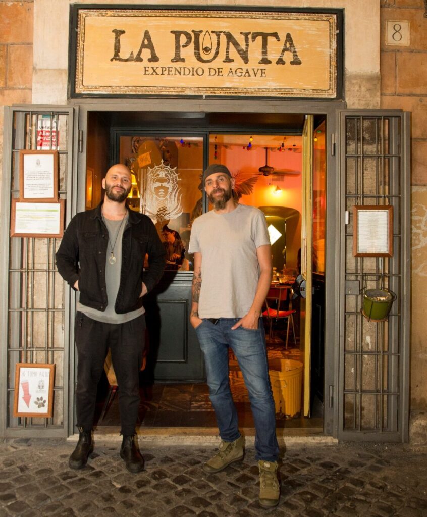 Roberto Artusio e Cristian Bugiada nel loro locale La Punta expendio de Agave