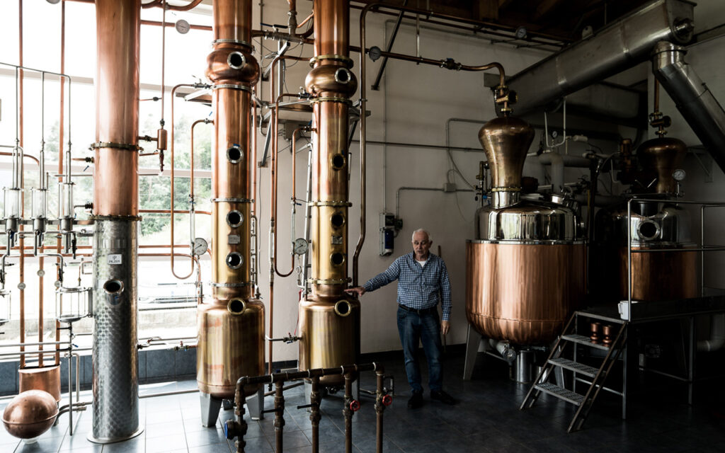 Bruno Pilzer in distilleriaBruno Pilzer in distilleria