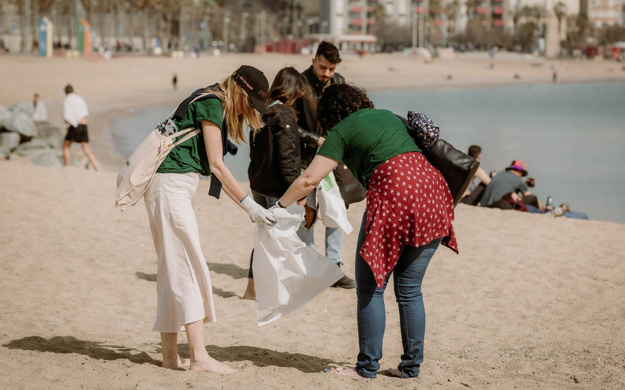 La pulizia delle spiagge durante il Sustainability Summit di Barcellona