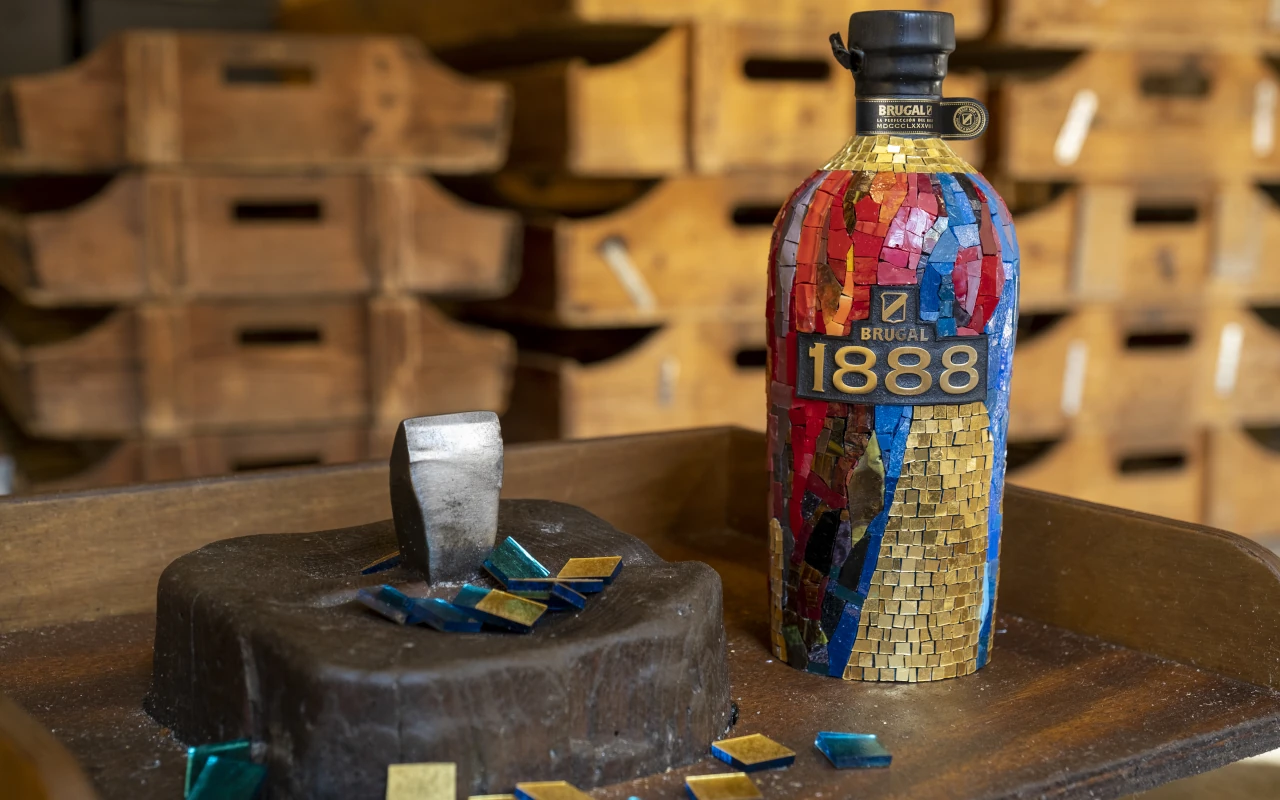 Una delle bottiglie della collezione Brugal 1888 create da Orsoni 1888