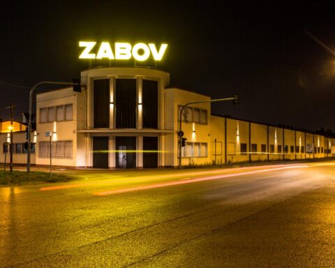 La scritta Zabov, all'ingresso delle Distillerie Moccia di Ferrara