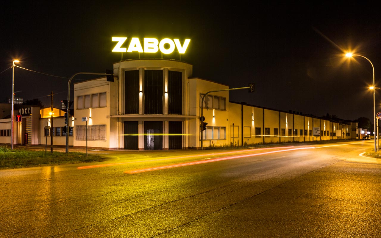 La scritta Zabov, all'ingresso delle Distillerie Moccia di Ferrara