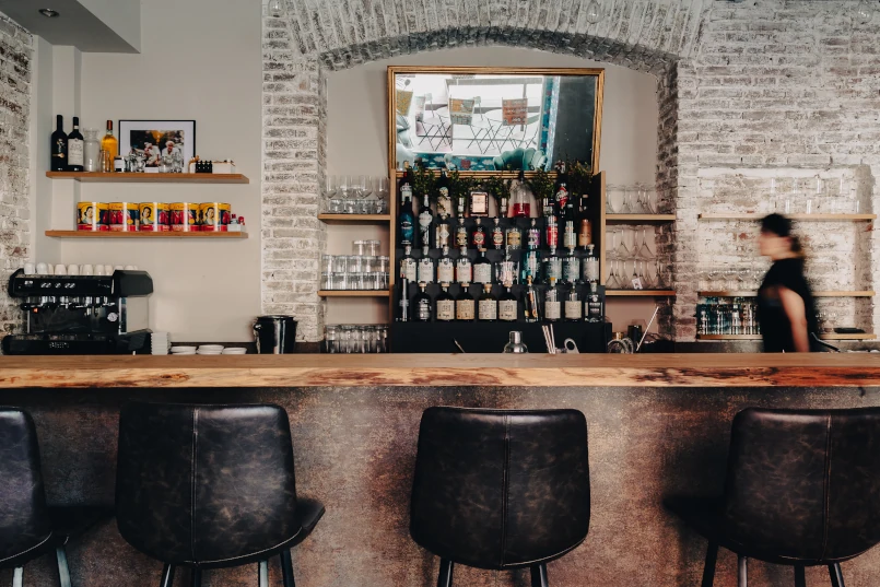 Il banco bar del Locale a Milano
