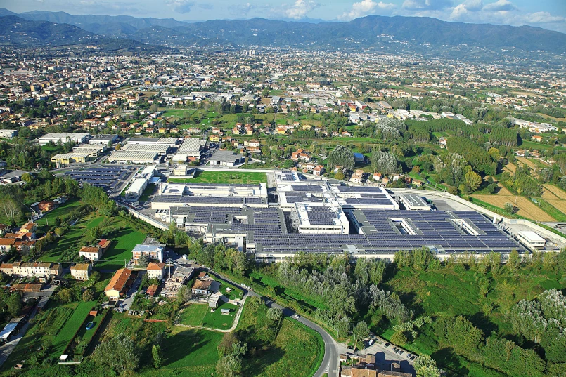 Lo stabilimento di Lucca con impianto fotovoltaico