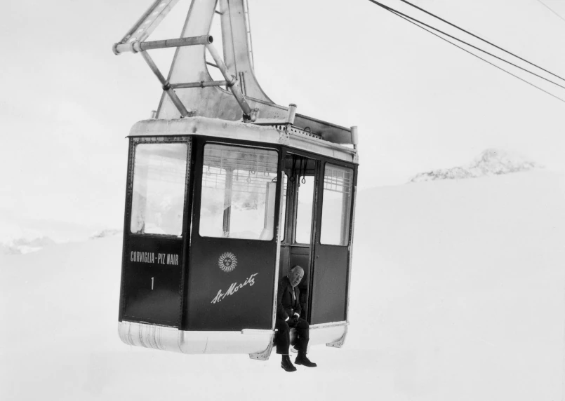 Il regista Alfred Hitchcock sulle nevi di St.Moritz