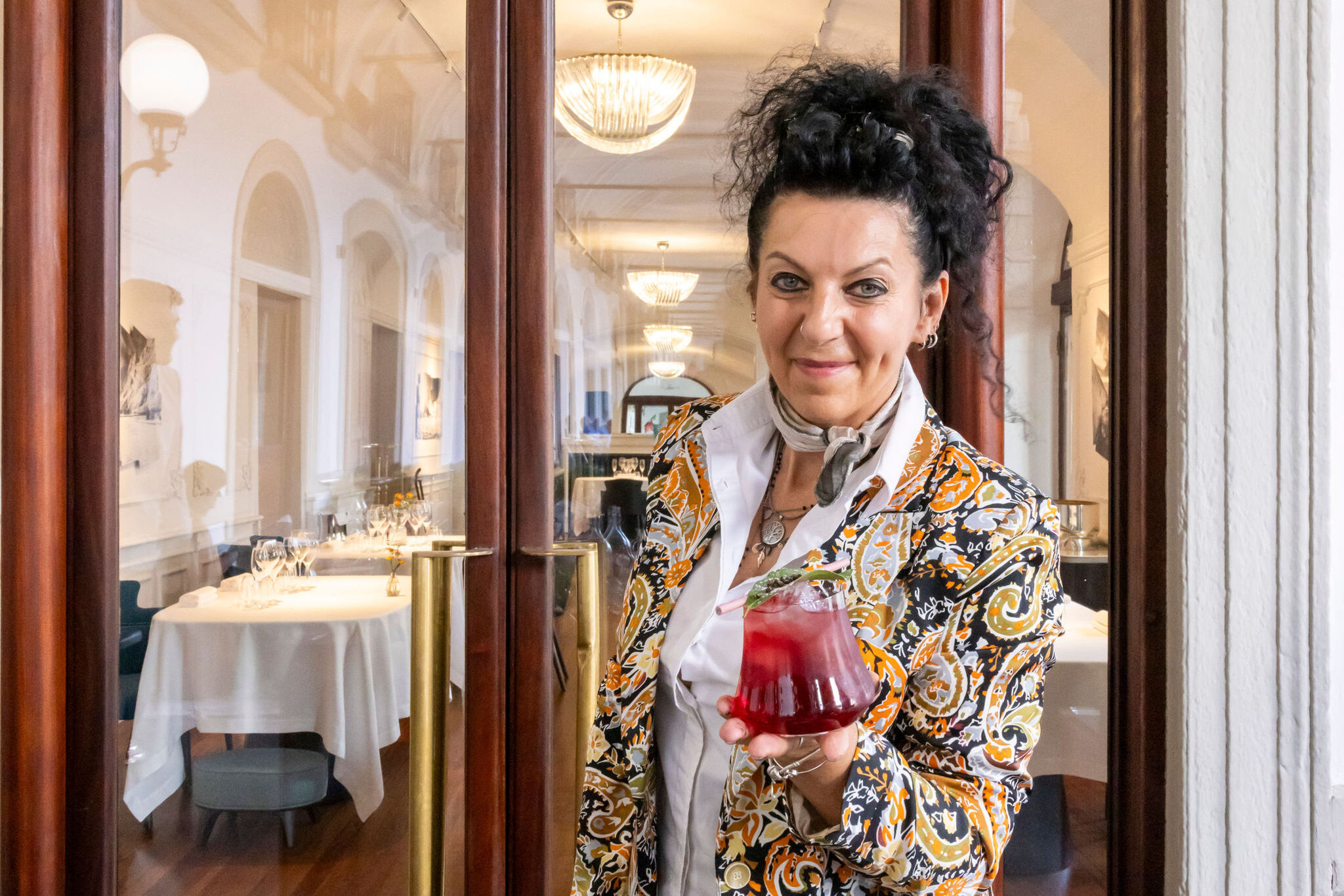 La barlady Cinzia Ferro con il cocktail Madame Bovary - credits Cristian Castelnuovo 2024 aosta