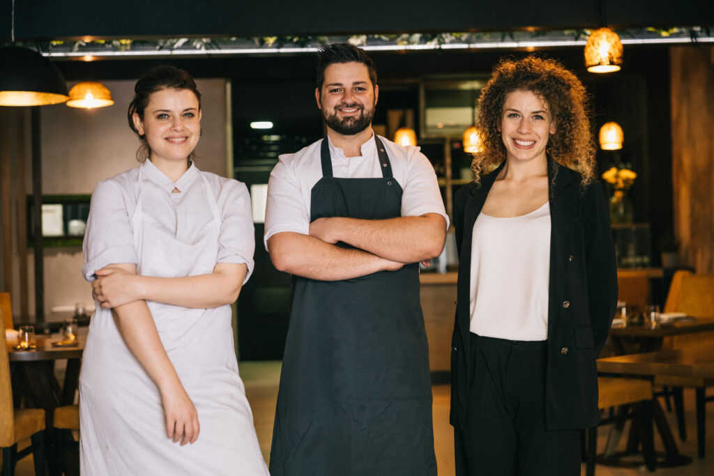 Sintesi-Ristorante_-Sara-Scarsella-Matteo-Compagnucci-e-Carla-Scarsella_ph.-Andrea-Di-Lorenzo