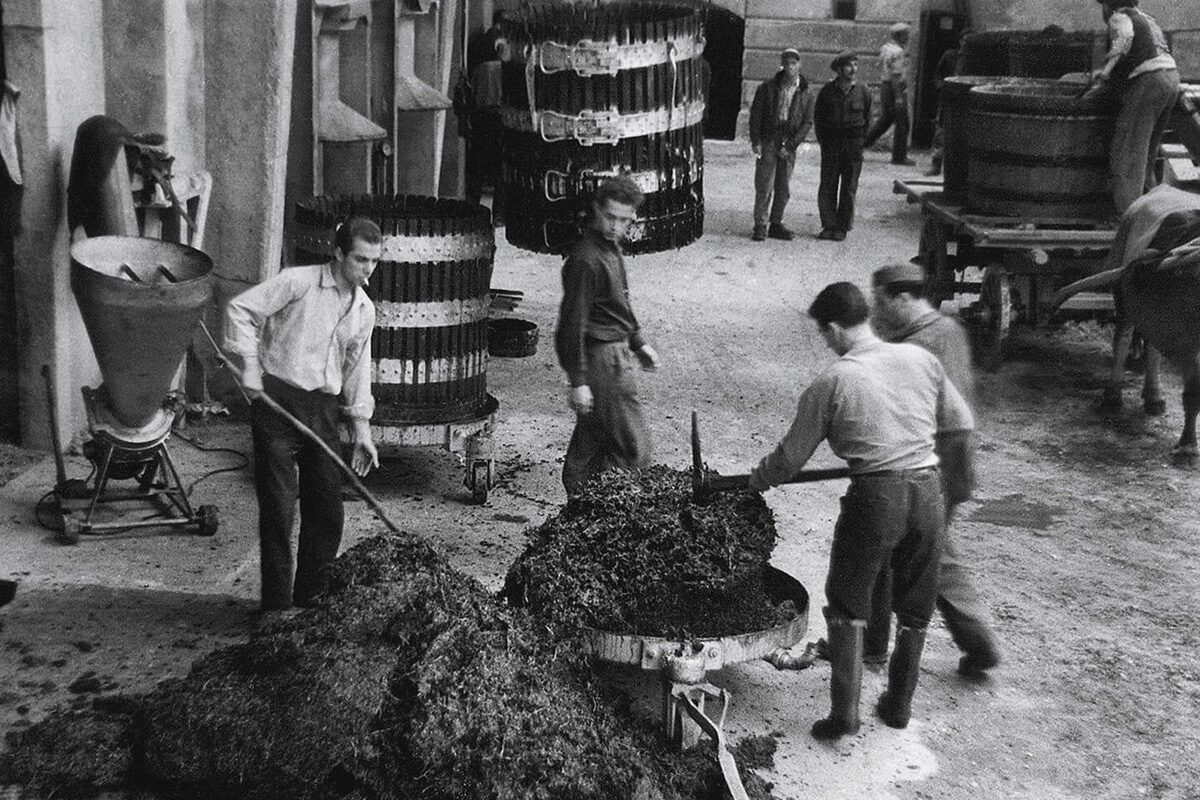 Una foto storica della distilleria Bertagnolli