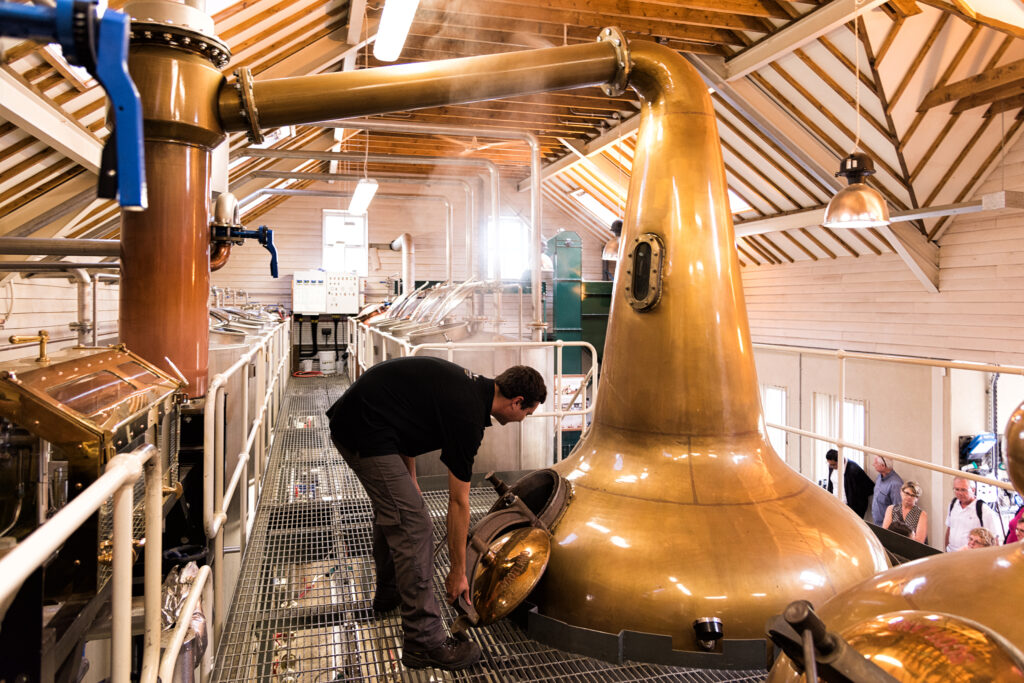 Cotswolds, sala alambicchi - credits Cotswold whisky