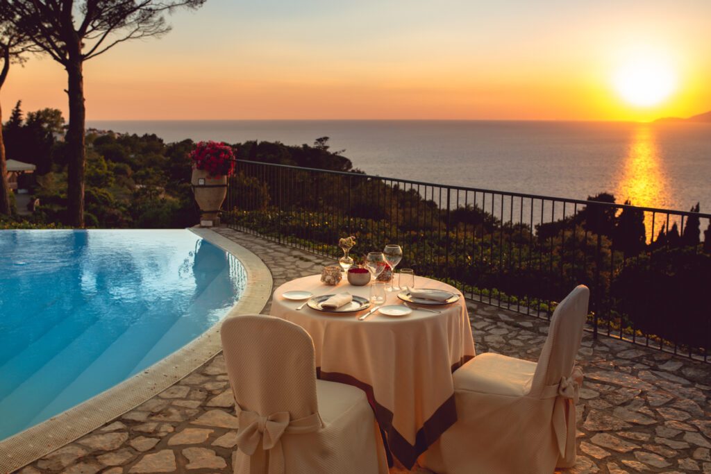 La terrazza dell'Hotel Caesar Augustus al tramonto - credits Hotel Caesar Augustus