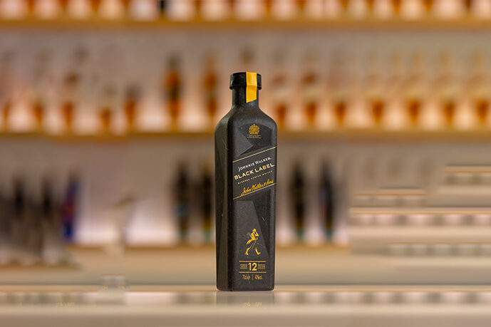 La sperimentale bottiglia in carta Johnnie Walker Black Label - credits Diageo