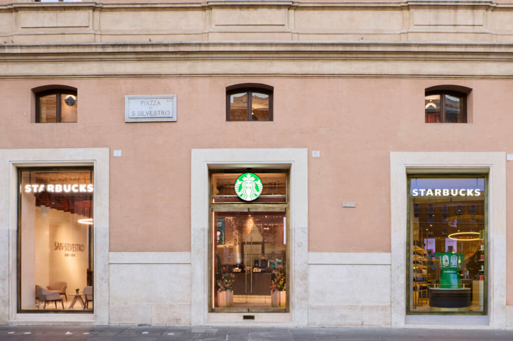 La facciata di Starbucks San Silvestro a Palazzo Marignoli 