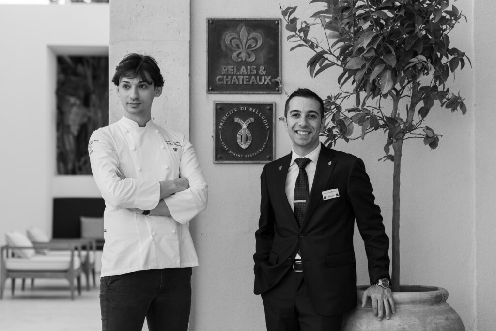 a sinistra il food & beverage ed executive chef Martin Lazarov, classe 1995. A destra l'altrettanto giovane e preparatissimo maître e sommelier Benito Scatà - credits Il San Corrado di Noto