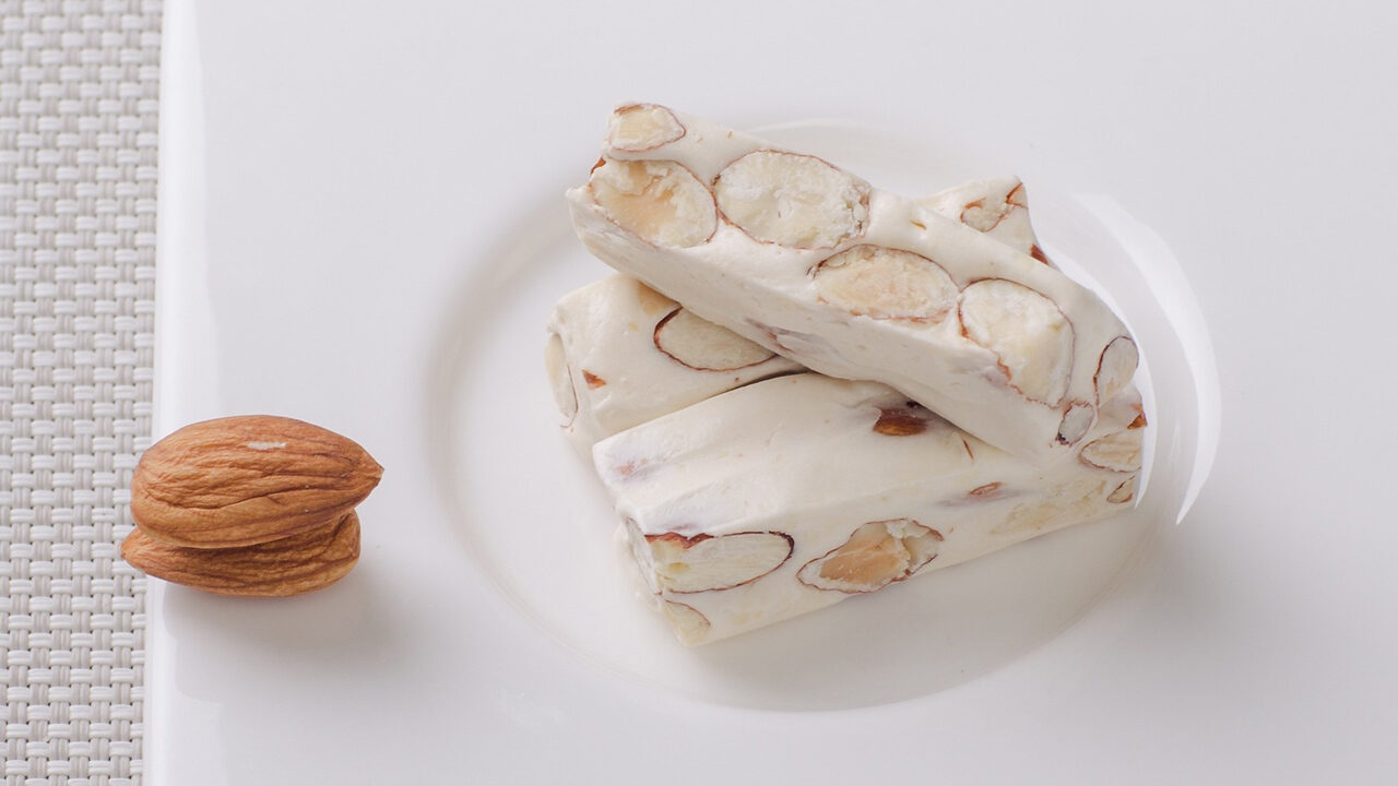 Torrone morbido e Vermouth rosso per le feste