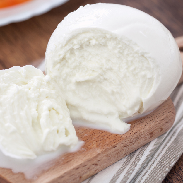 La Mozzarella di Bufala Campana è uno dei formaggi più versatili e saporiti prodotti in Italia, dalla colazione al dessert è sempre piacevole