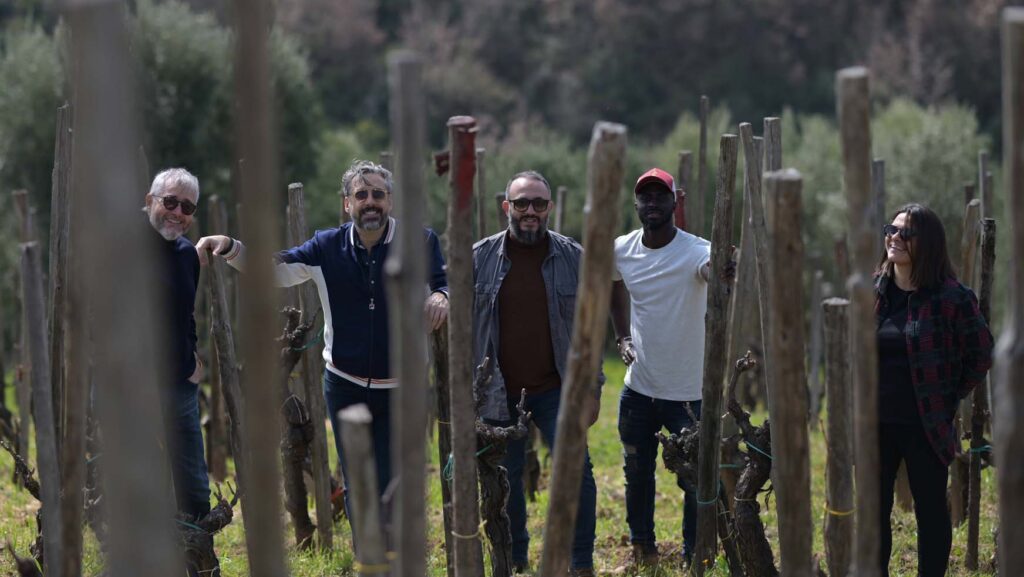 Dario Brunori e la squadra de Le Quattro Volte, azienda agricola calabrese